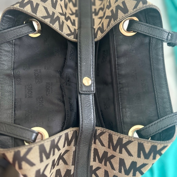 - Michael Kors Jet Set Block Canvas Large Tote - Picture 5 of 11